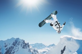 九游游戏平台-TheShy看球破防！拜仁2-0遭惊天逆转，Shy哥表情包全网疯传